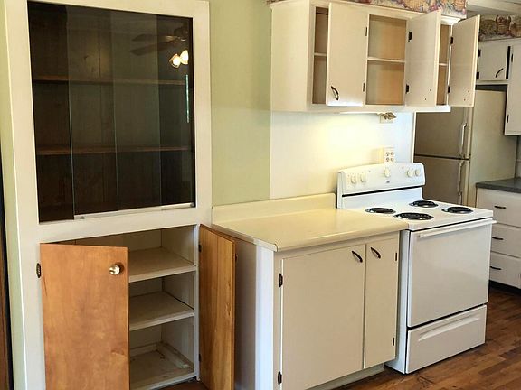 3rd image of 1021 Woodbine Ave
