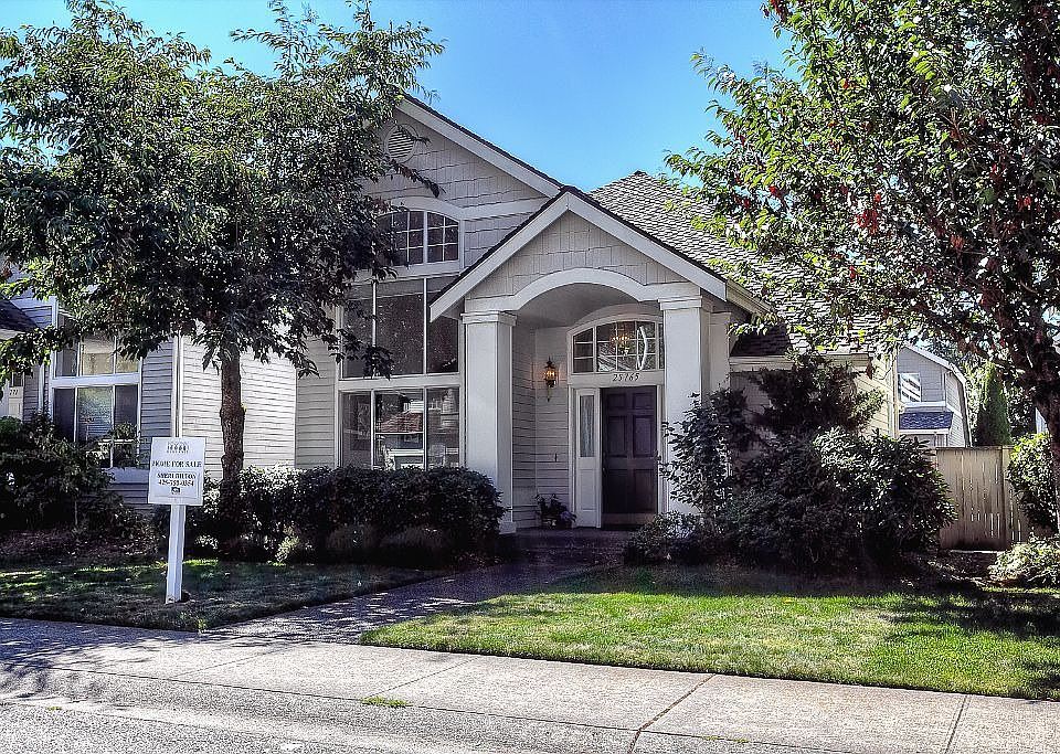 Attractive 3-Bed + Loft + 2.5 Bth Village Home!