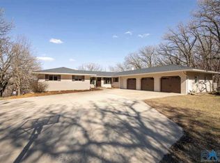 48027 Oak Trail Pl, Sioux Falls, SD 57108