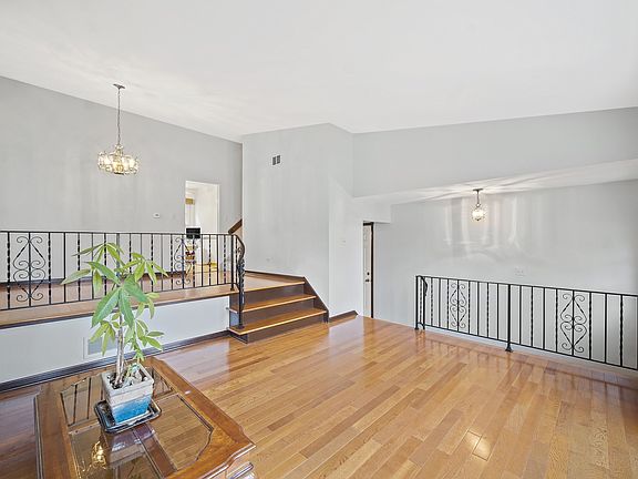 4th image of 924 French Dr