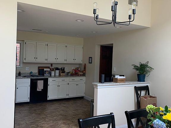 3rd image of 7811 Marthas Ln