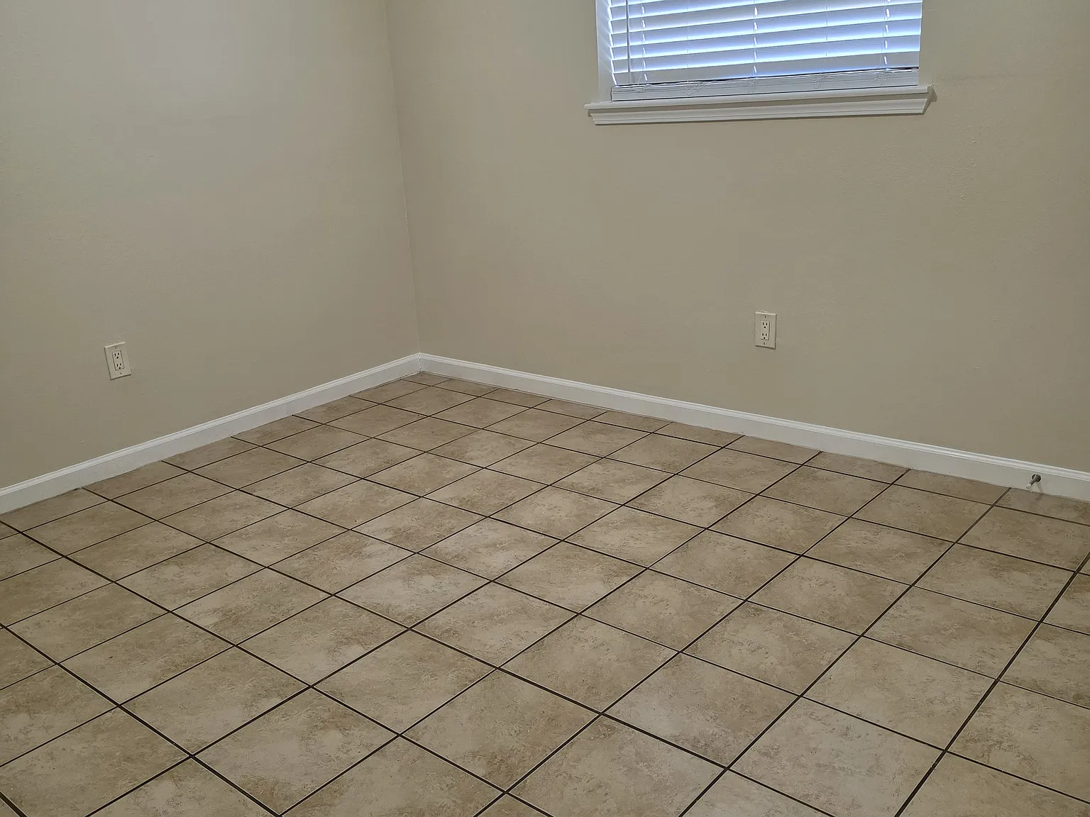 112 Duke Dr — Photo 3