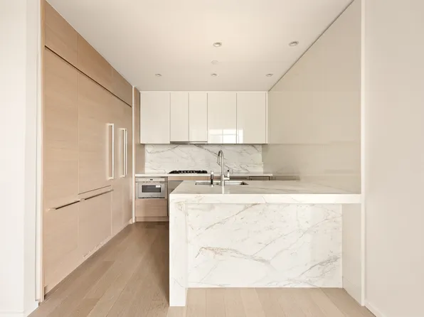 30 Riverside Boulevard image 2 of 10