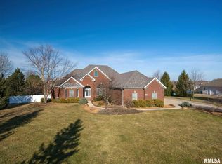 2160 Cromwell Cir, Davenport, IA 52807