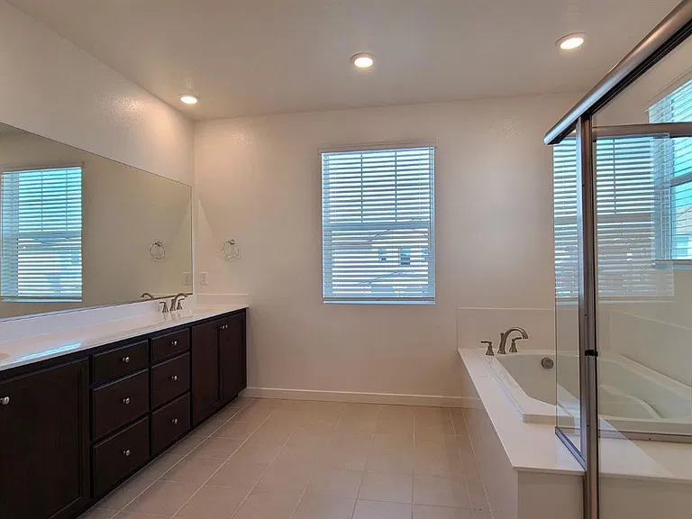 2402 Indigo Dr — Photo 10
