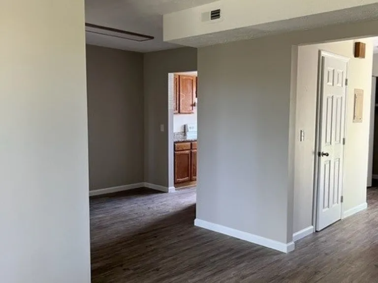1317 Cora Ln — Photo 3