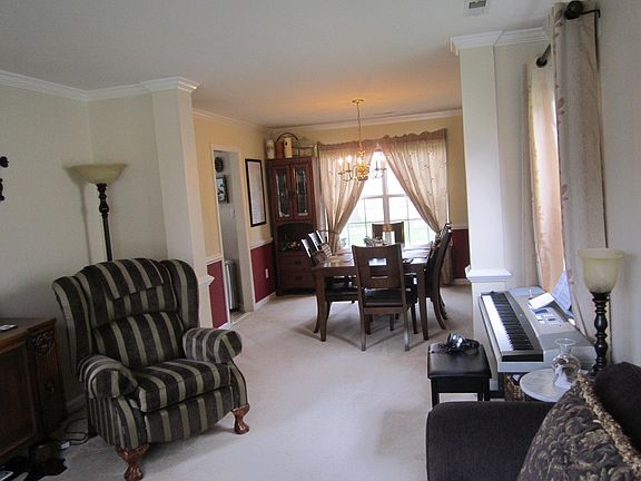 4th image of 975 Heathland Dr