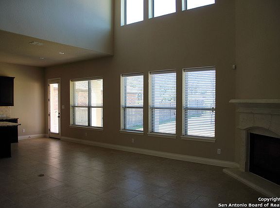 4th image of 415 Evans Oak Ln