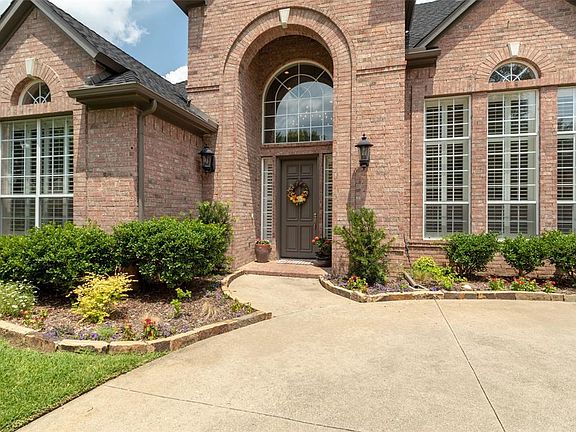 2nd image of 812 Parkwood Ct