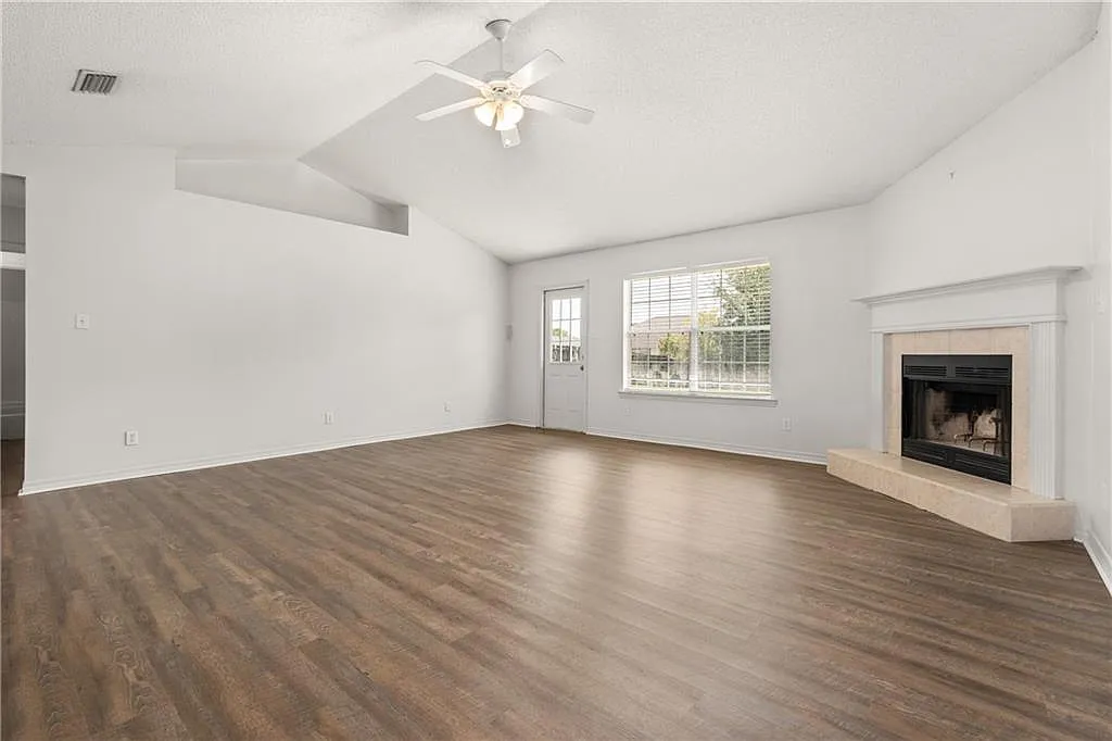 4 bed, 2.0 bath, 1968 sqft, $2,200 — Photo 4
