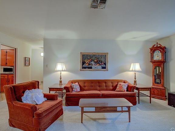 4th image of 1555 Redwood Ave