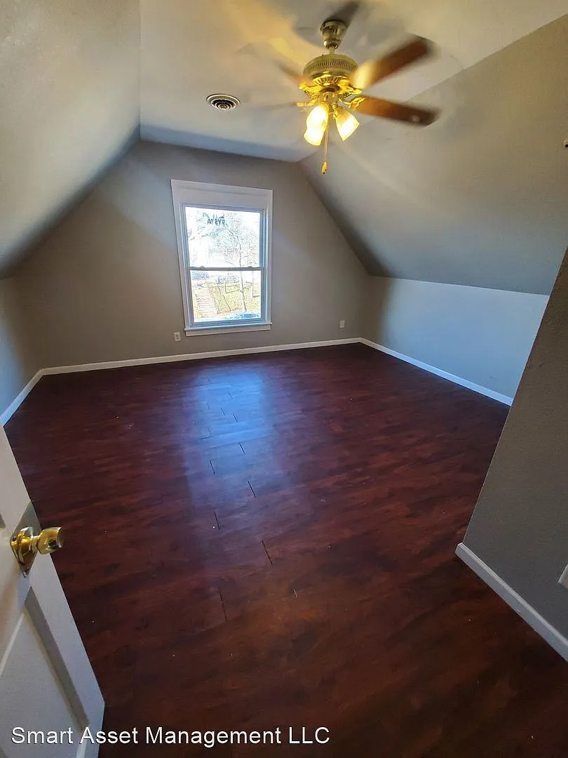 3 bed, 1100 sqft, $1,149 — Photo 2