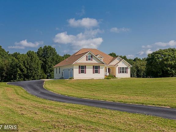 Oversize 3-car garage with ample parking
