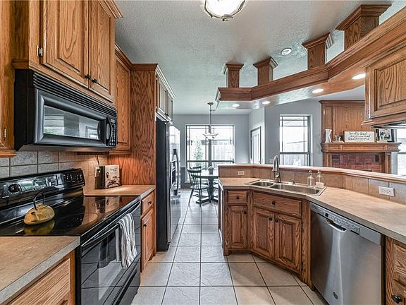 5th image of 916 Lincoln Ave NW