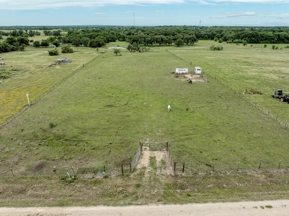 921 9th St, Lexington, TX 78947