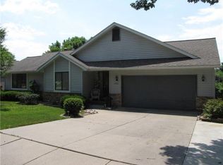 2321 Camelot Ave NW, Cedar Rapids, IA 52405