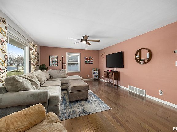 3rd image of 2724 W Parkridge Dr