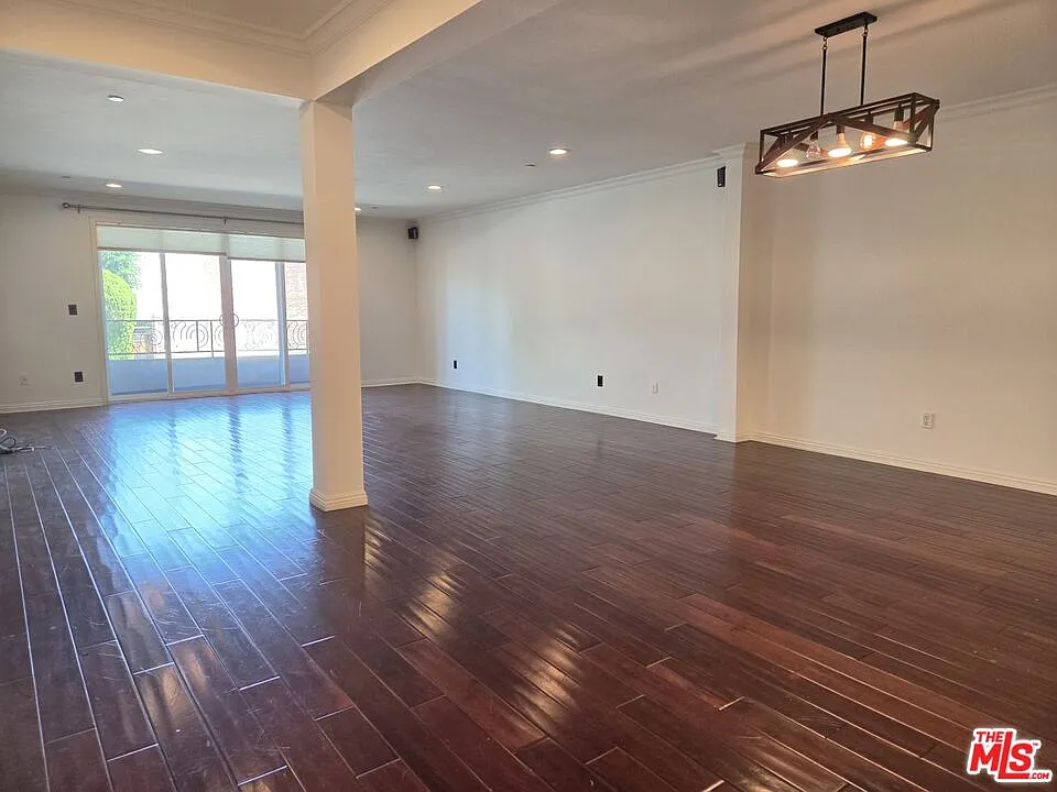 3 bed, 3.0 bath, 1800 sqft, $4,200 — Photo 2