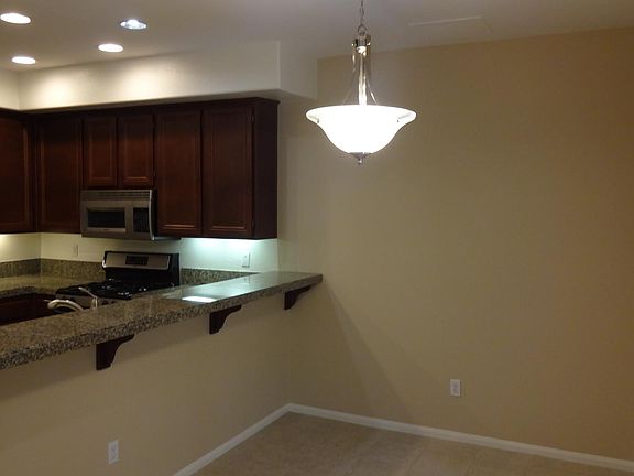4th image of 1419 Essex St #5
