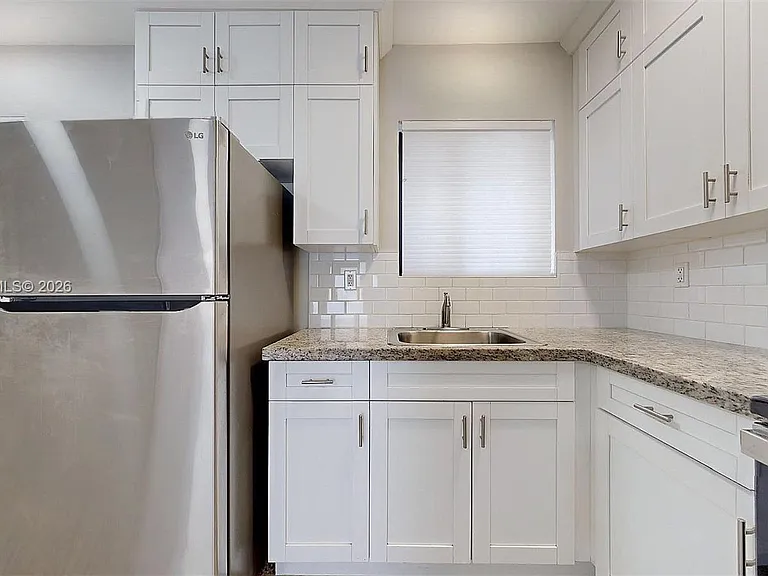 101 W 11th St #4 — Photo 17