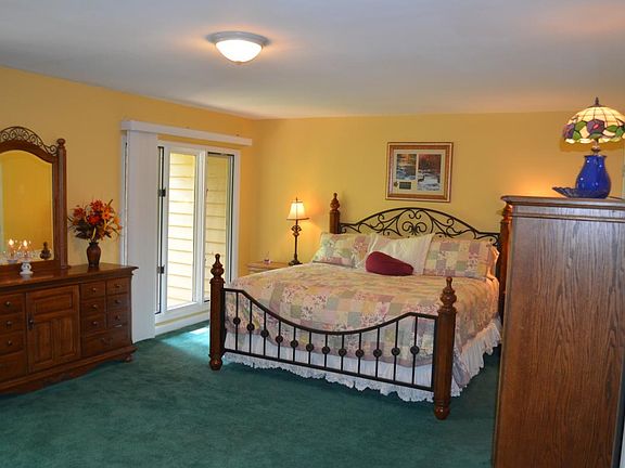 Large master BR with deck to water