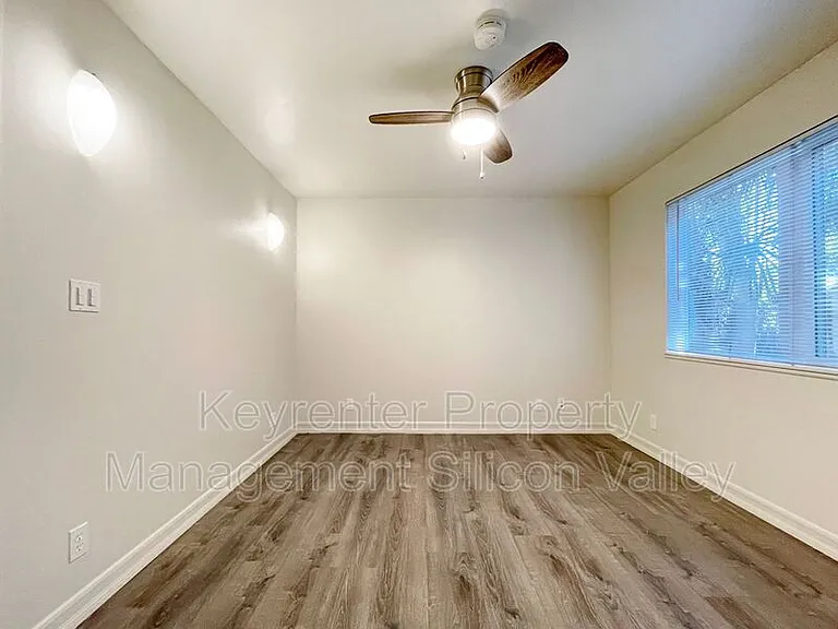 923 Ravenscourt Ave #1 — Photo 6