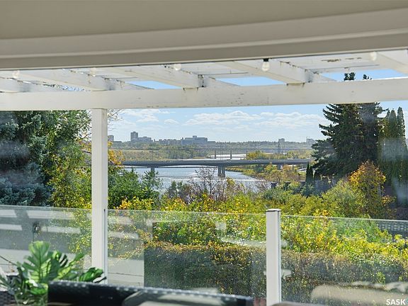 4th image of 25 CAPILANO Drive