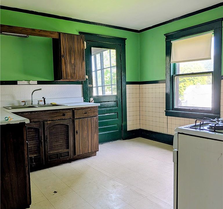 16th image of 308 Mount Zoar St