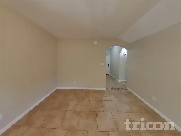 429 Park Meadows Dr — Photo 2