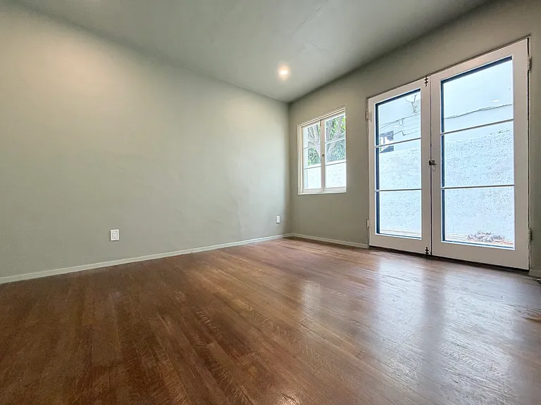 573 S Berkeley Ave — Photo 6
