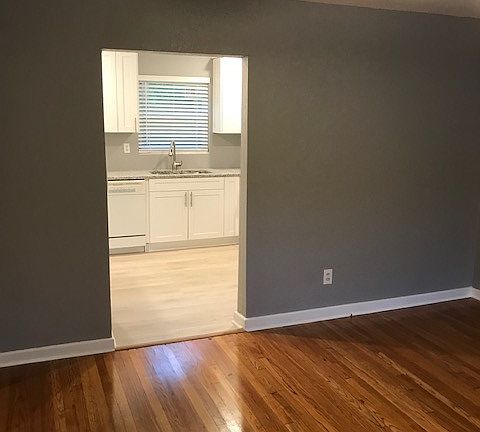 2nd image of 305 Hobart Ave