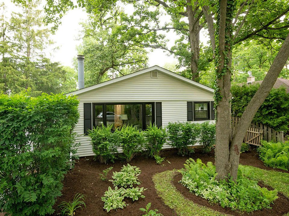 1st image of 26 E Woodland Rd