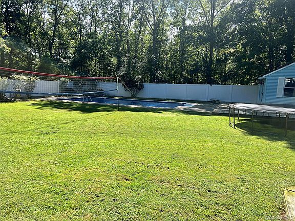 5th image of 1029 Wading River Manor Road