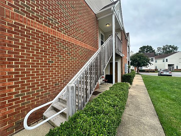 3rd image of 213 Quarter Trl APT C