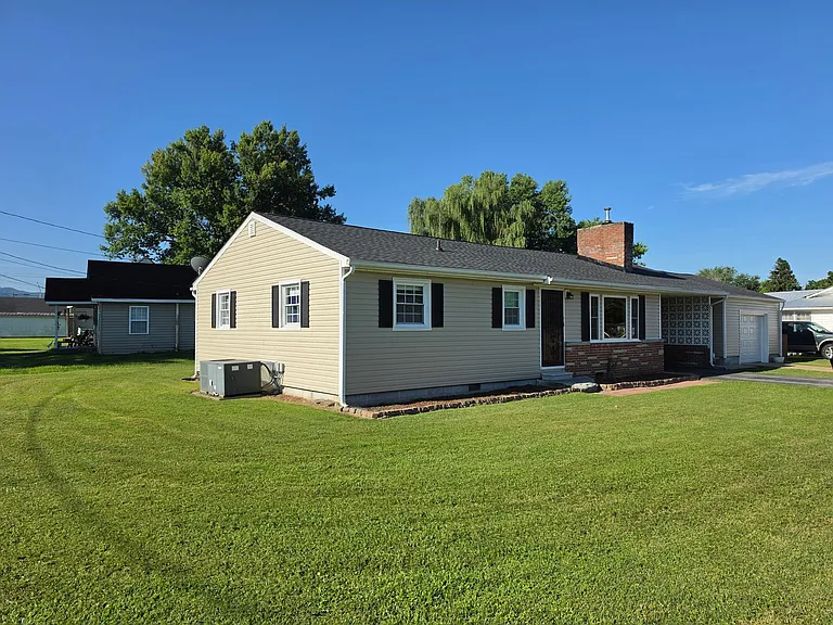 916 Elliott St — Photo 2