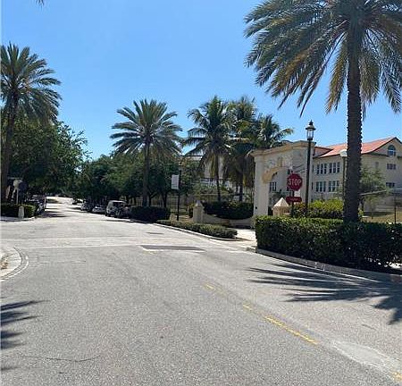 5th image of 580 Sapodilla Ave APT 203