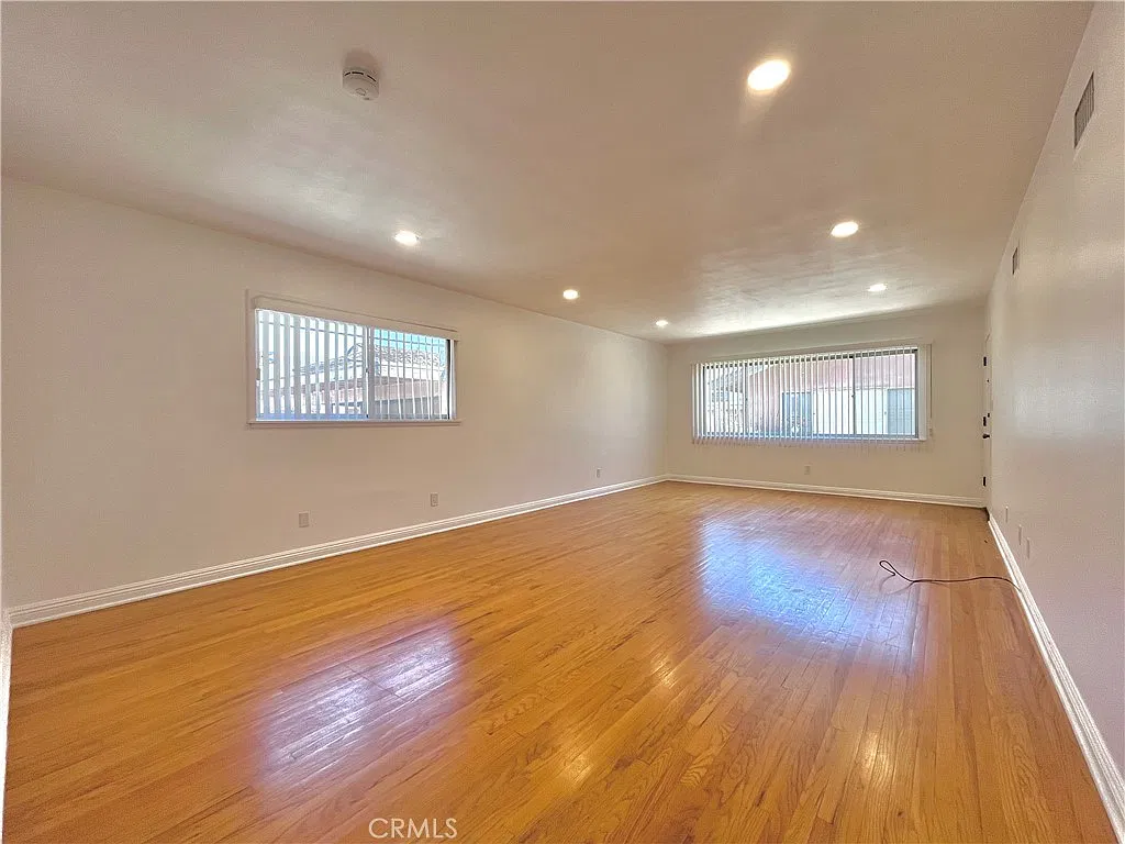 2 bed, 1000 sqft, $2,800 — Photo 3