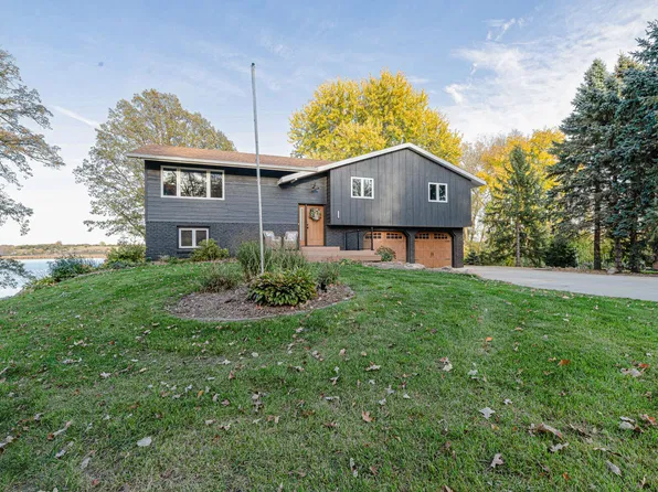 2400 Auburn Dr, Victoria, MN 55386