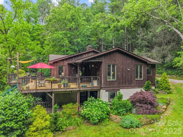 2212 Green River Rd, Zirconia, NC 28790