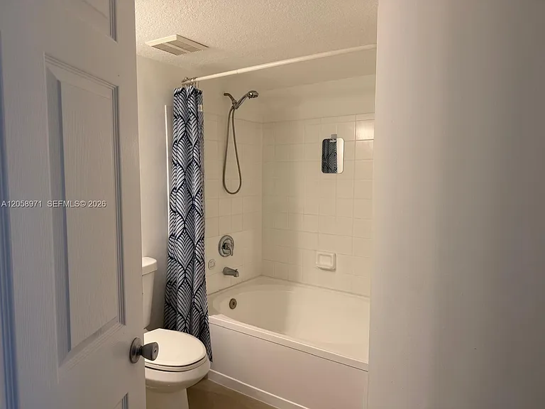 401 Villa Cir #401 — Photo 8