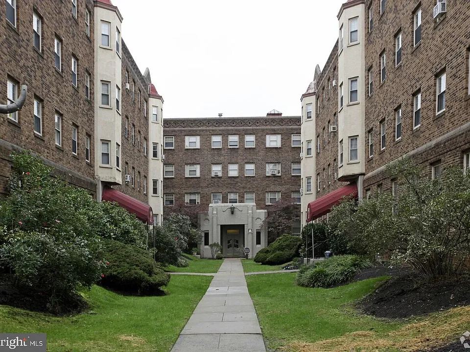 215-18 W Walnut Ln #C406
