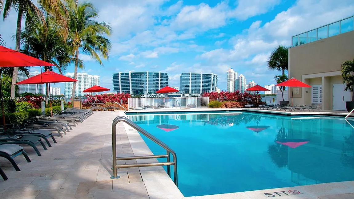 Marina Bay Club Condo Hot — Photo 2