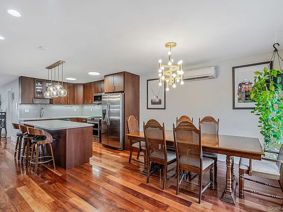 2nd image of 682 Lexington Avenue