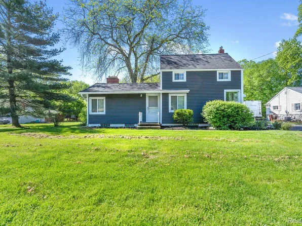 4520 Carleton Rockwood Rd, South Rockwood, MI 48179