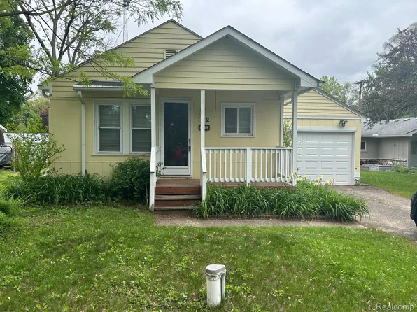 132 Longspur Ln, Commerce Township, MI 48382