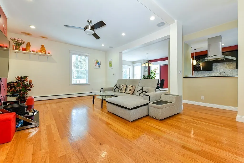 4 bed, 2700 sqft, $4,690 — Photo 3