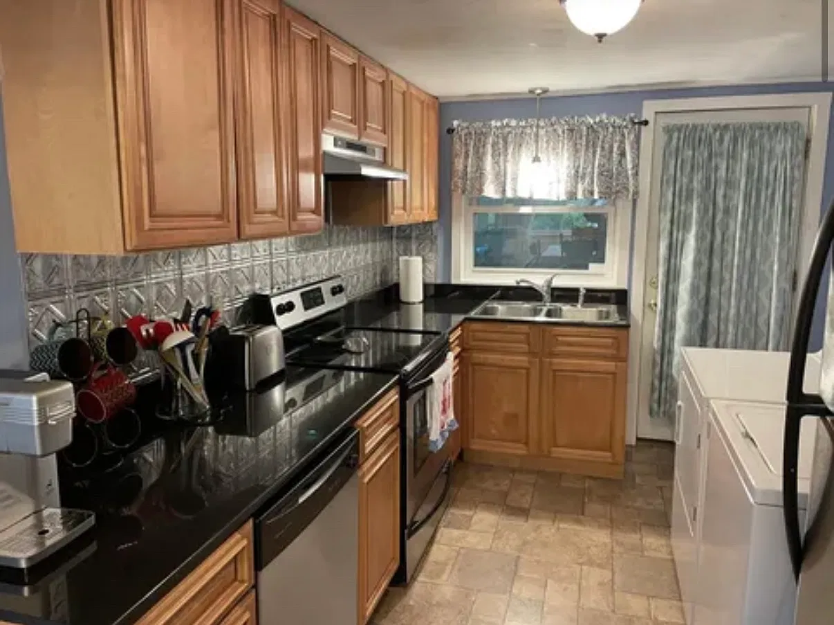 3 bed, 900 sqft, $3,000 — Photo 3