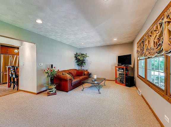 5th image of 16043 W Des Plaines Dr