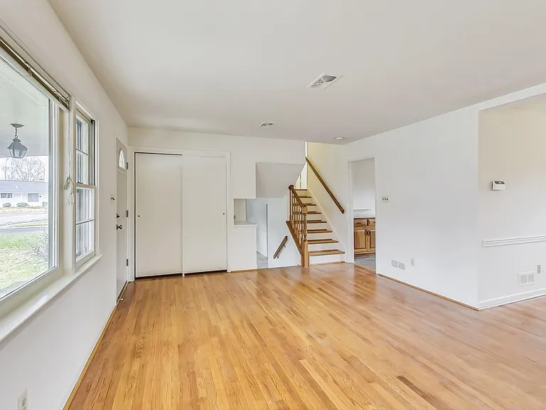 1208 Pinewood Dr — Photo 6