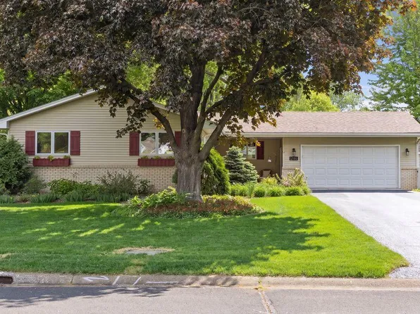 2124 Pleasant View Dr, New Brighton, MN 55112